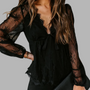 Solfrid | Elegant Bluse i Blonde med Dristig V-Hals