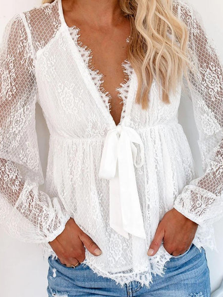Solfrid | Elegant Bluse i Blonde med Dristig V-Hals