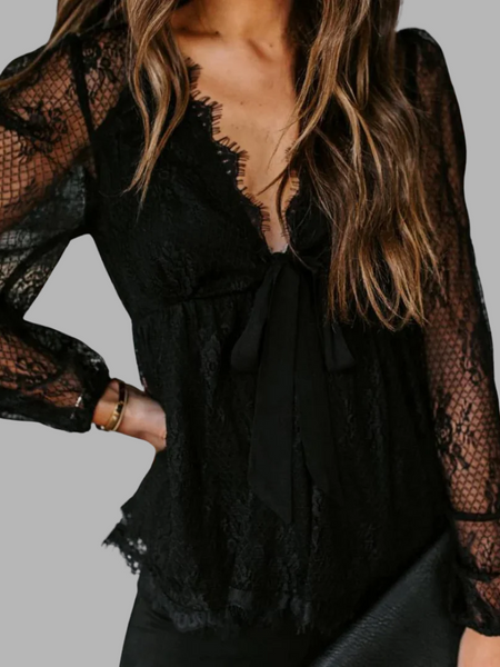 Solfrid | Elegant Bluse i Blonde med Dristig V-Hals