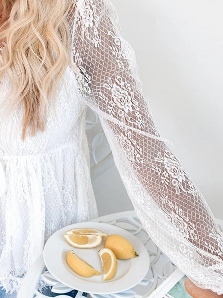 Solfrid | Elegant Bluse i Blonde med Dristig V-Hals